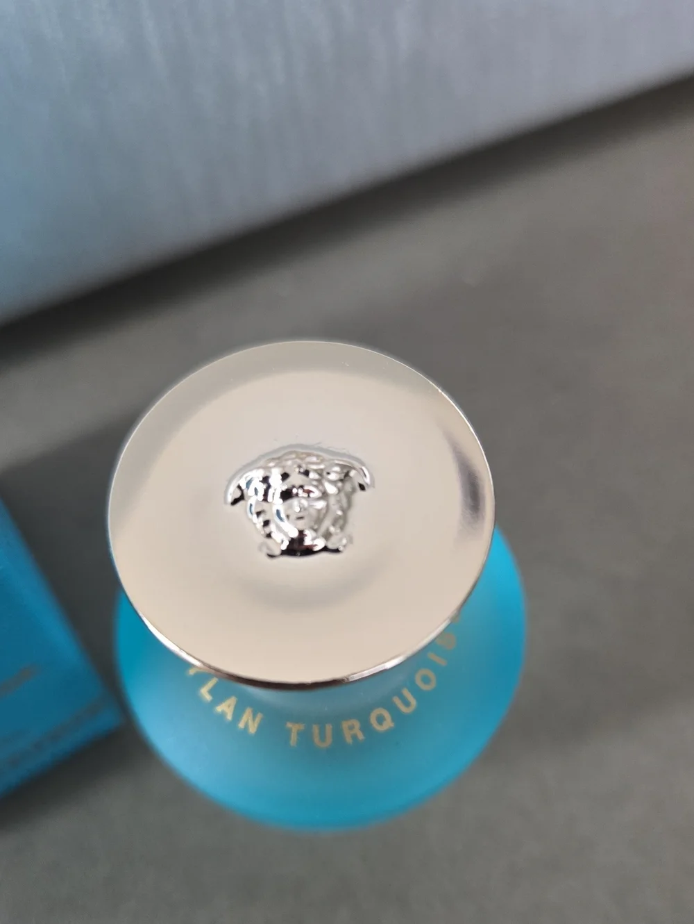 New in box Versace Dylan Turquoise pour Femme deluxe mini cap top 5 M. L